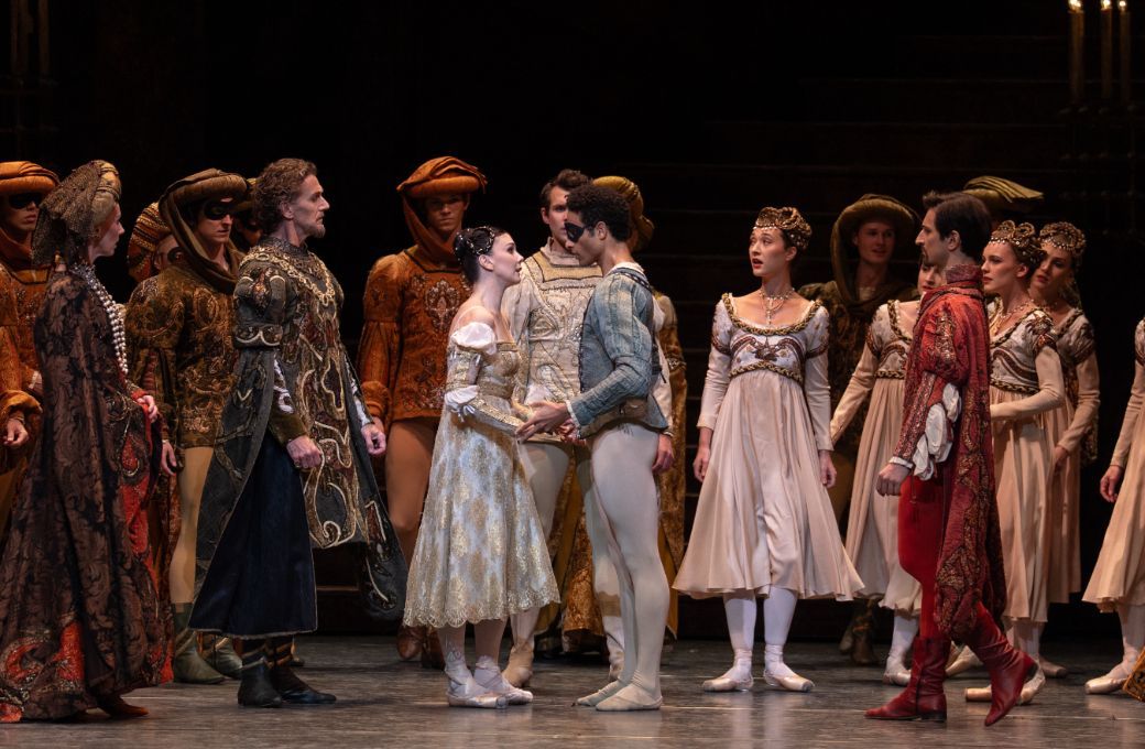 Natalia Osipova as Juliet and Patricio Revé as Romeo with The Royal Ballet in <i>Romeo and Juliet</i> © Andrej Uspenski/RBO