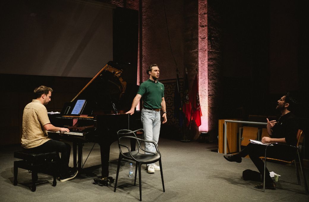 Milan Perišić sings in a masterclass led by Aleksandar Nikolić © CascaisOpera