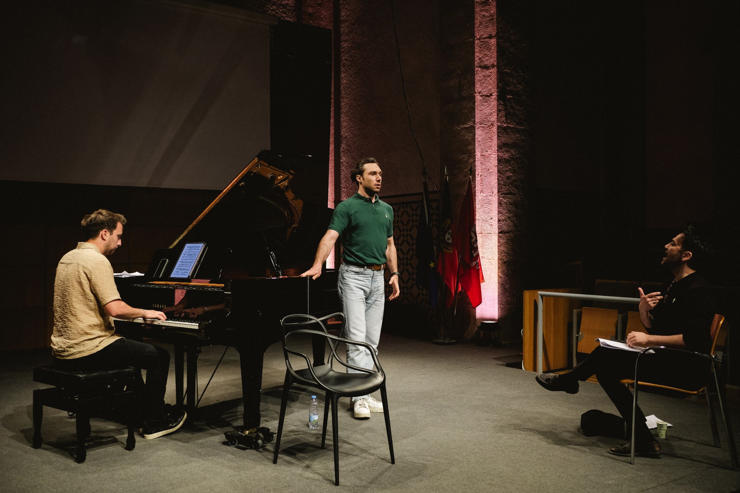 Milan Perišić sings in a masterclass led by Aleksandar Nikolić © CascaisOpera