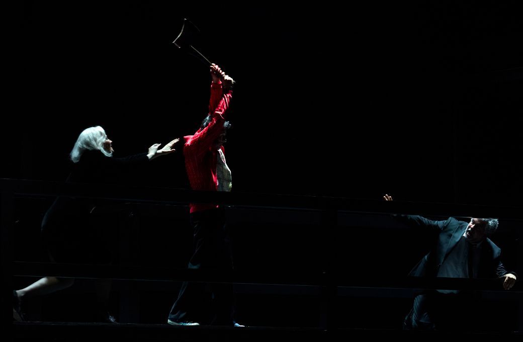 Ana Maria Labin (Gertrude), Raffaele Pe (Hamlet), Mikl&oacute;s Sebesty&eacute;n (Claudius) &copy; Herwig Prammer