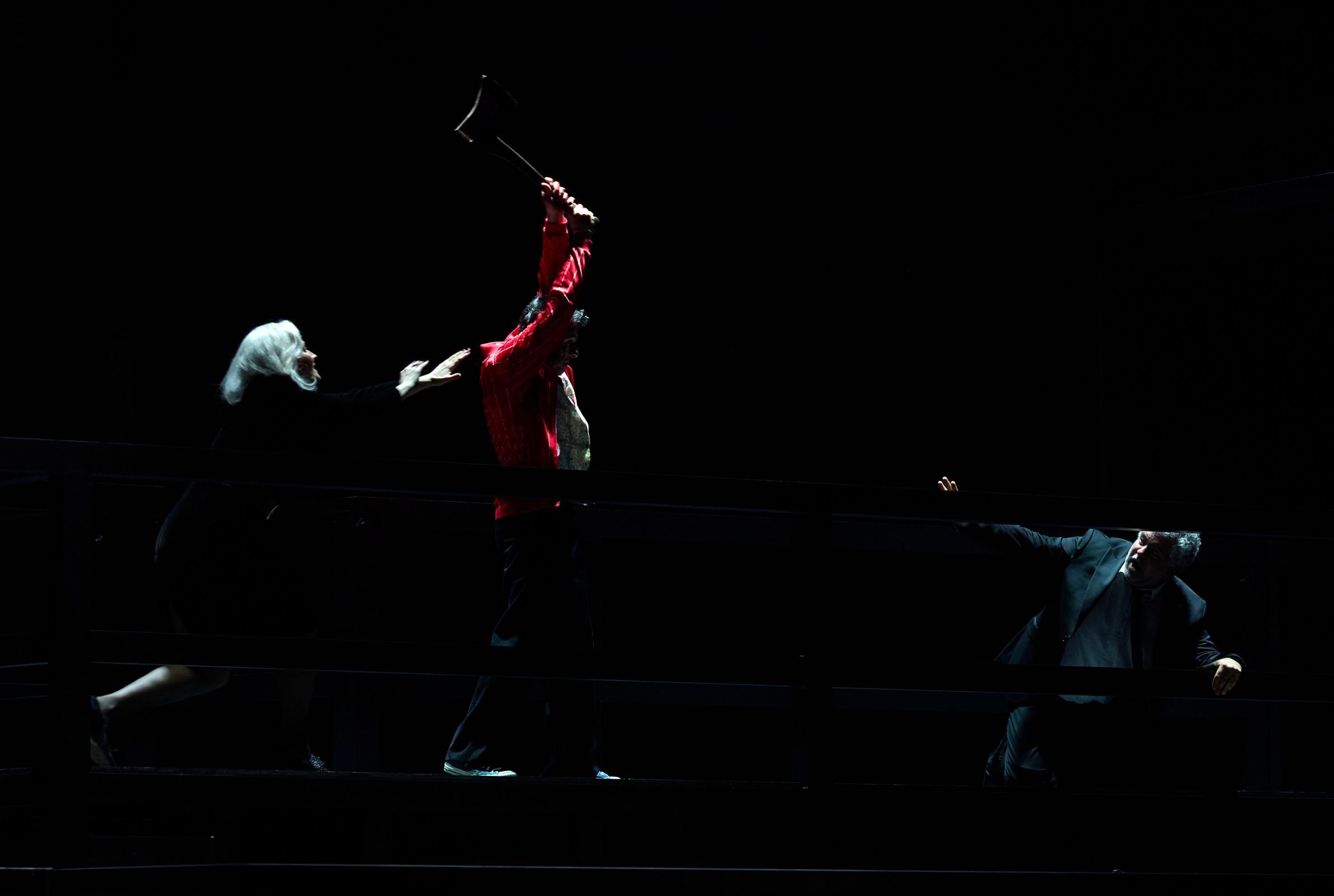 Ana Maria Labin (Gertrude), Raffaele Pe (Hamlet), Miklós Sebestyén (Claudius) &copy; Herwig Prammer