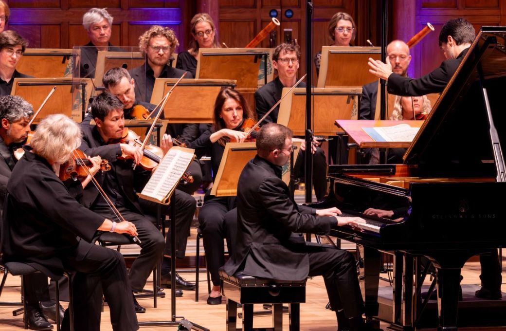 Alon Kariv, Roberto For&eacute;s Veses and the English Chamber Orchestra &copy; Colin Sheen