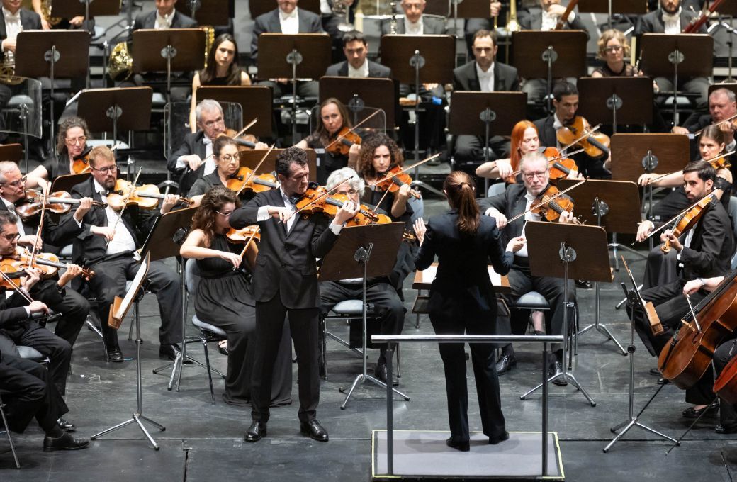 El violinista Svetlin Roussev y la directora Delyana Lazarova con la Orquesta Sinf&oacute;nica de Tenerife &copy; Miguel Barreto | Auditorio de Tenerife