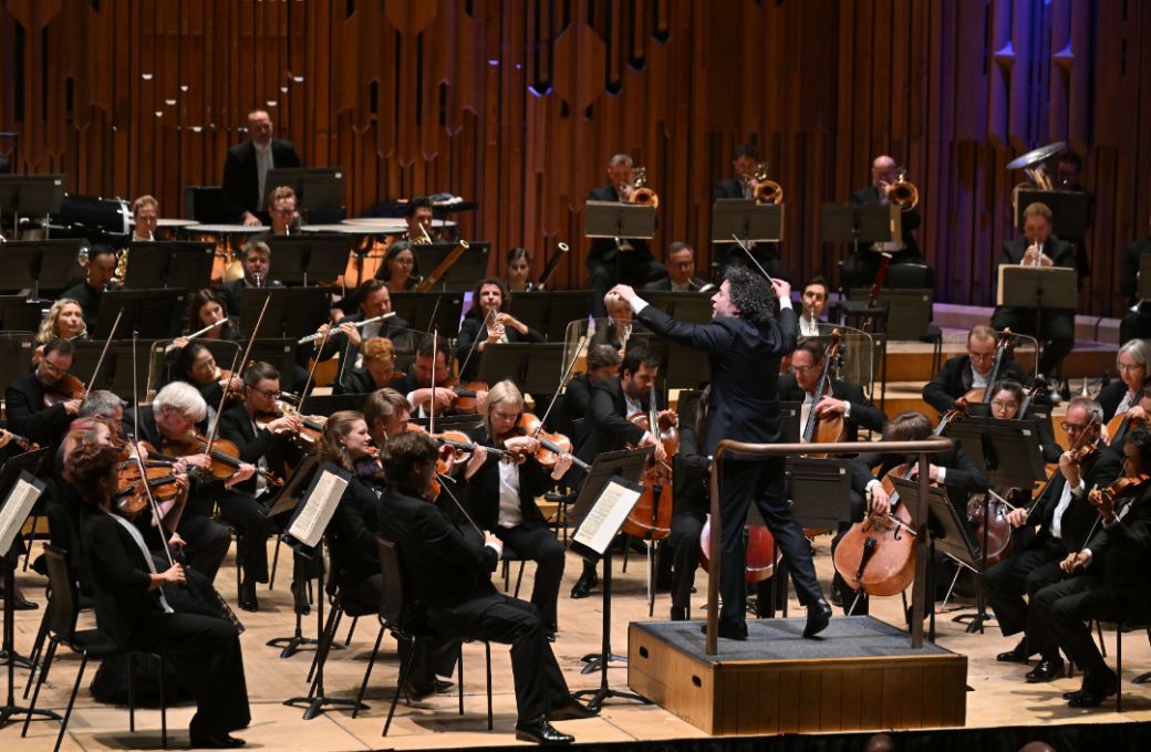 Gustavo Dudamel conducts the London Symphony Orchestra &copy; LSO | Mark Allan