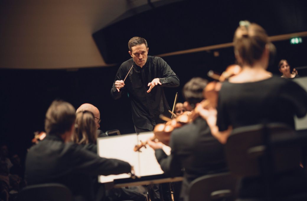 Roberto Gonz&aacute;lez-Monjas &agrave; la t&ecirc;te de l'Orchestre de Paris &copy; Denis Allard