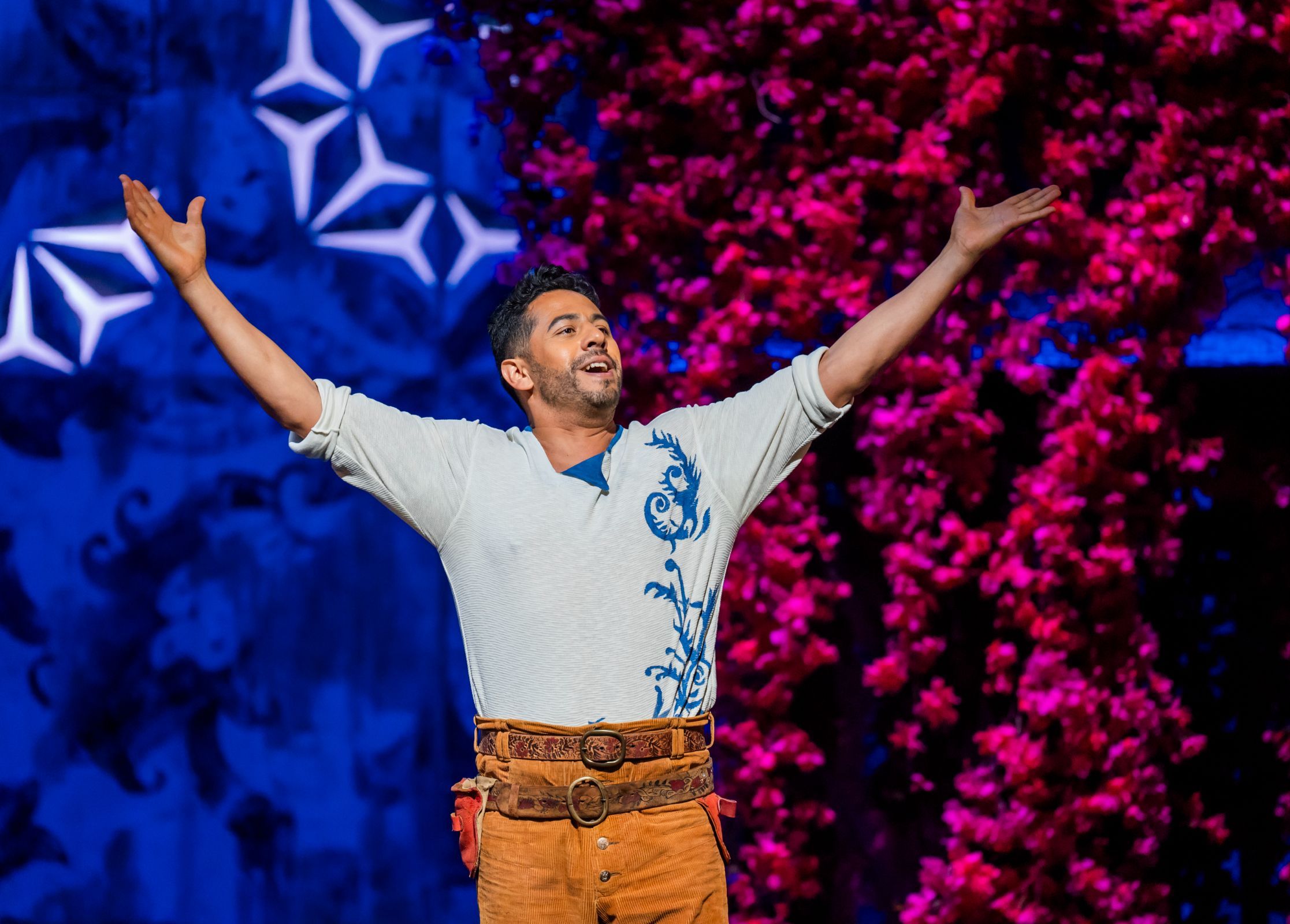 Germán Olvera (Figaro) &copy; Glyndebourne Productions Ltd | Tristram Kenton