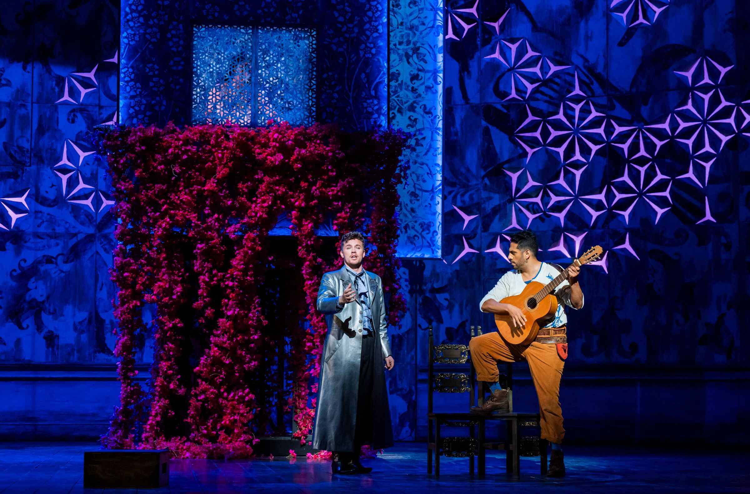 Johan Hoskins (Count Almaviva) and Germán Olvera (Figaro) &copy; Glyndebourne Productions Ltd | Tristram Kenton