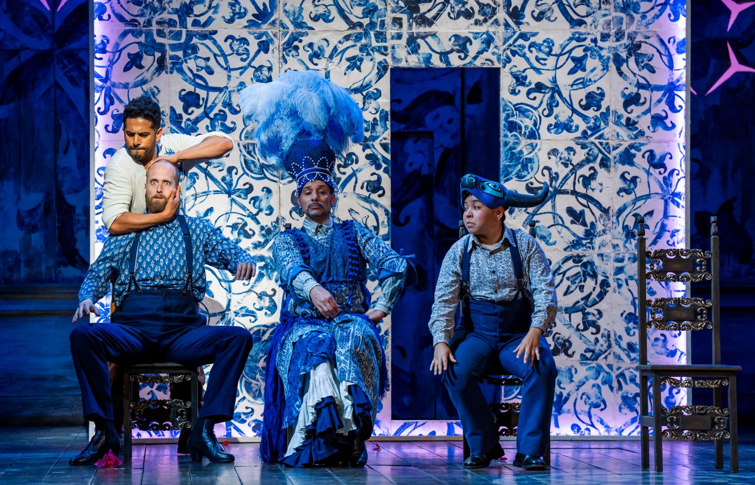 Germán Olvera (Figaro) and ensemble &copy; Glyndebourne Productions Ltd | Tristram Kenton