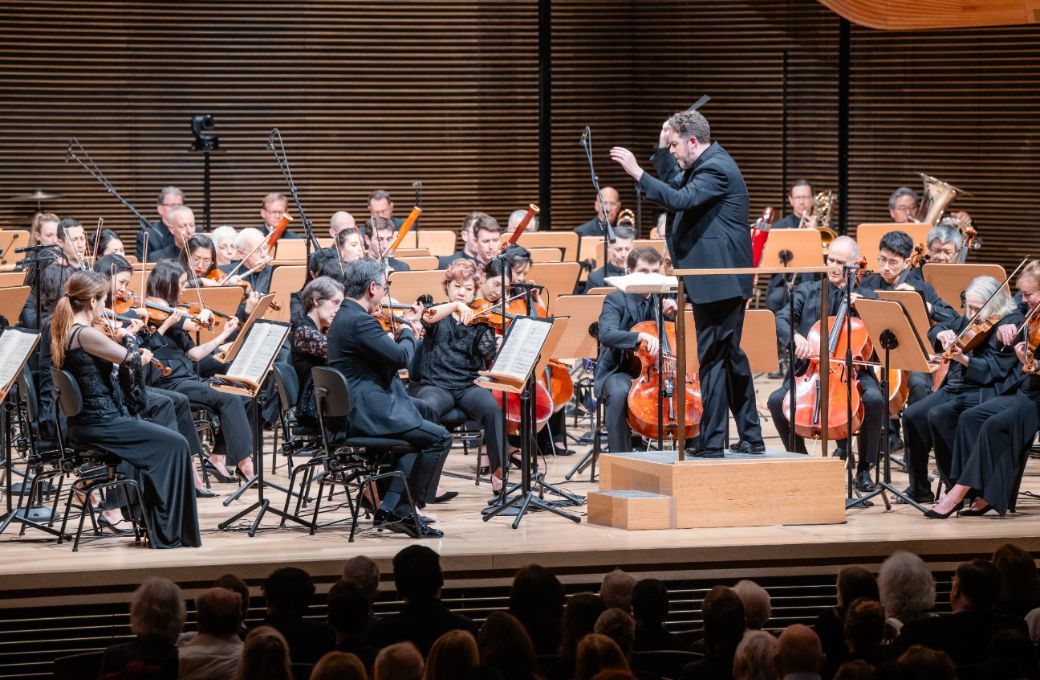Brett Mitchell conducts the New York Philharmonic &copy; Brandon Patoc