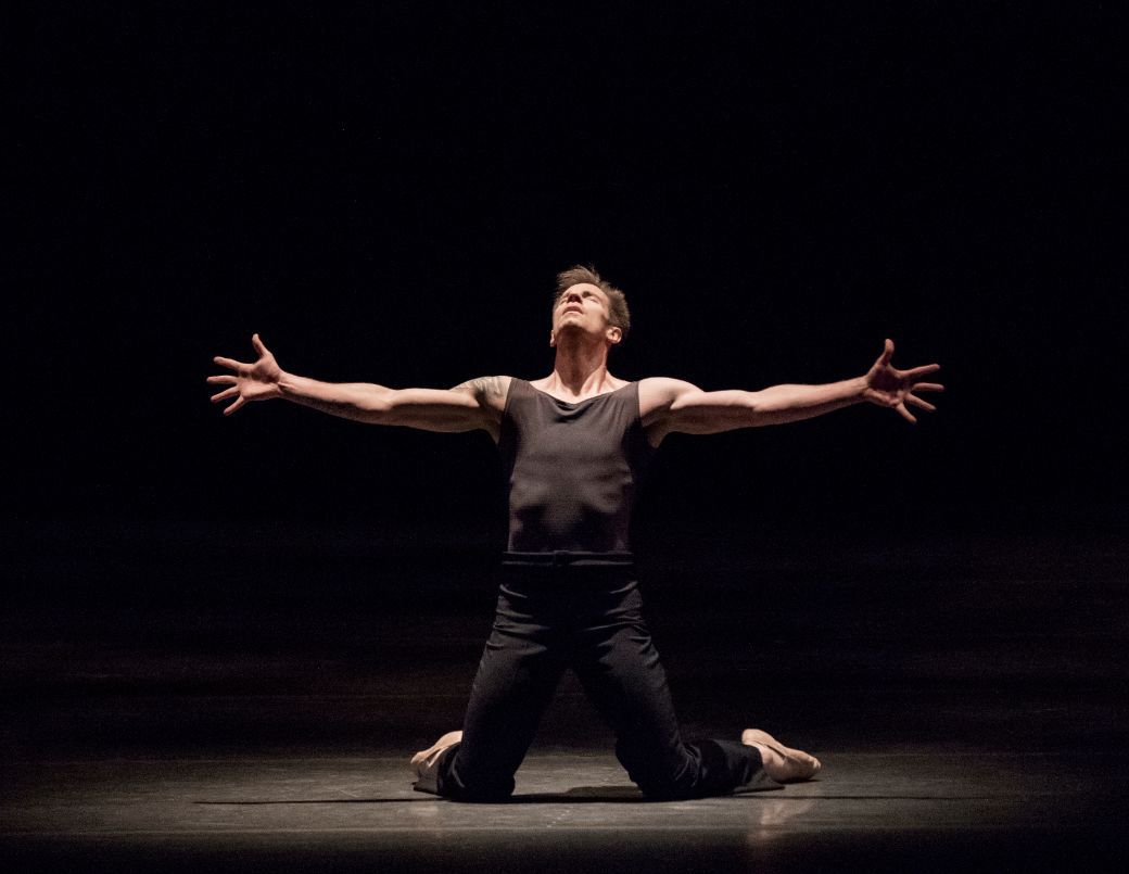 Andrew Veyette in Lynne Taylor-Corbett's <i>Chiaroscuro</i> &copy; Paul Kolnik