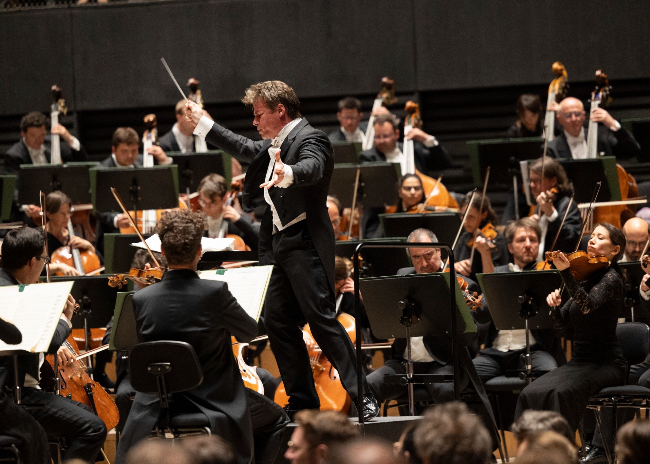 Jakub Hrůša dirigiert die Bamberger Symphoniker © BR | Astrid Ackermann