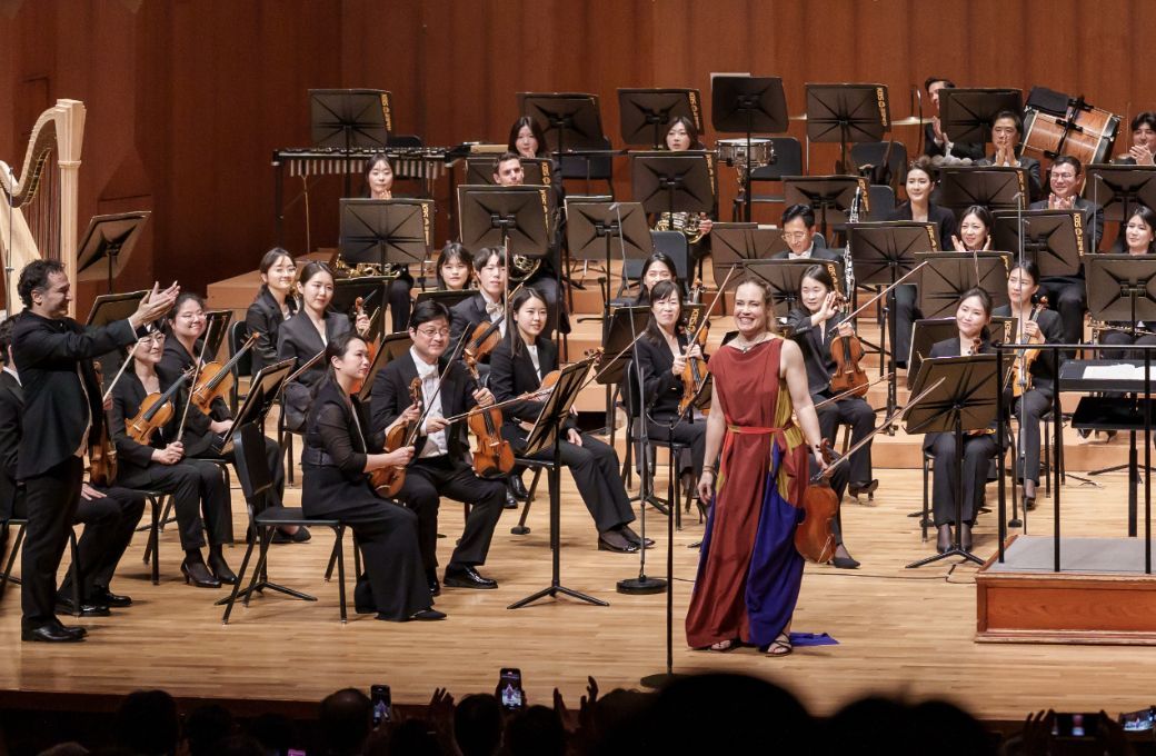 Andres Orozco-Estrada, Leila Josefowicz and the KBS Symphony Orchestra © Bachtrack Ltd | Sangkwon Lee