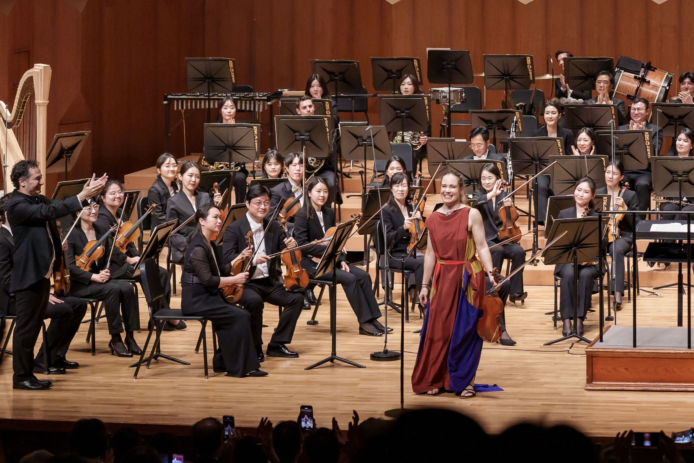 Andres Orozco-Estrada, Leila Josefowicz and the KBS Symphony Orchestra © Bachtrack Ltd | Sangkwon Lee
