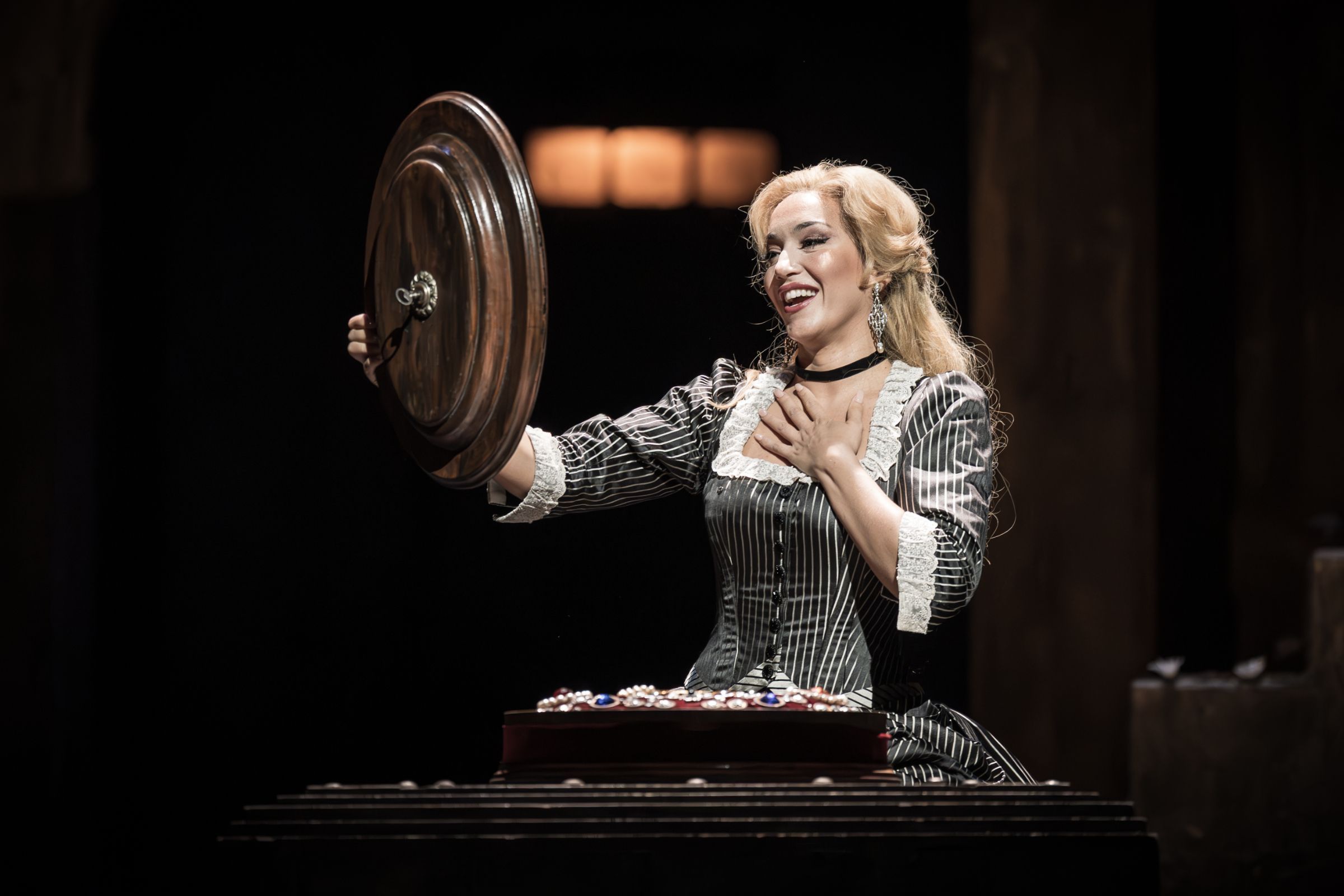 Carolina López Moreno (Marguerite) in the Jewel Song &copy; Marc Brenner