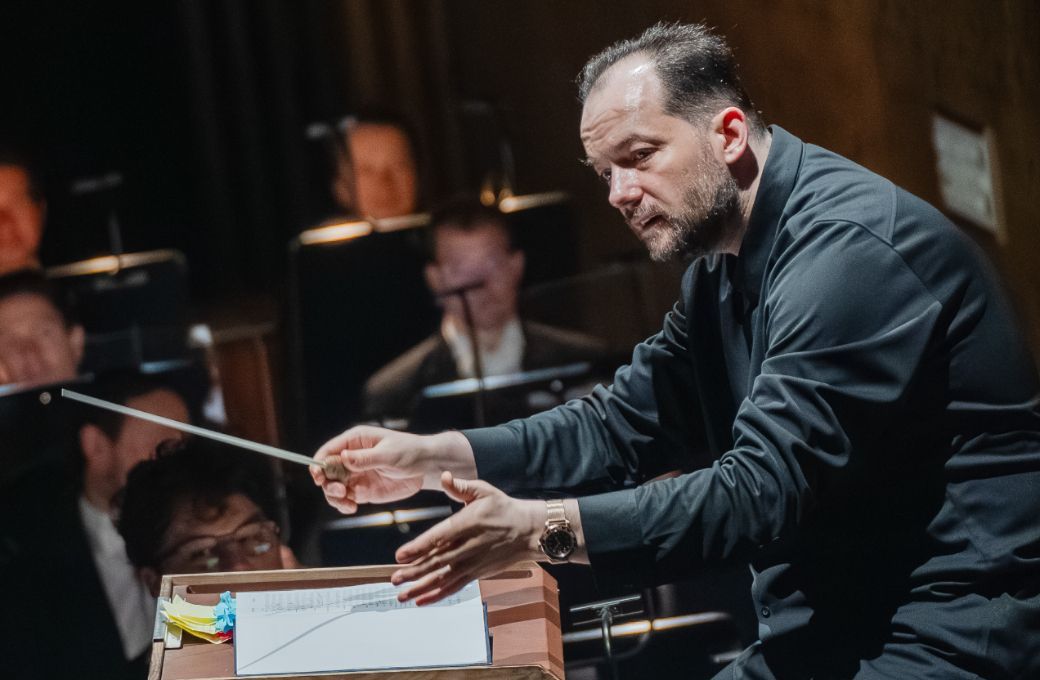Andris Nelsons in the Oper Leipzig pit &copy; Kirsten Nijhof