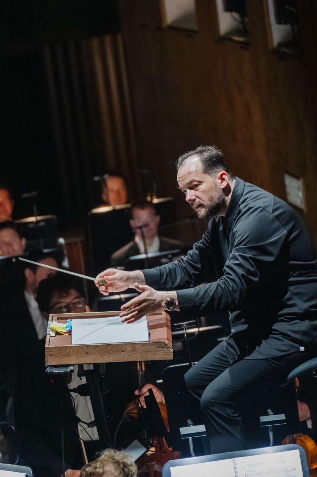 Andris Nelsons in the Oper Leipzig pit &copy; Kirsten Nijhof