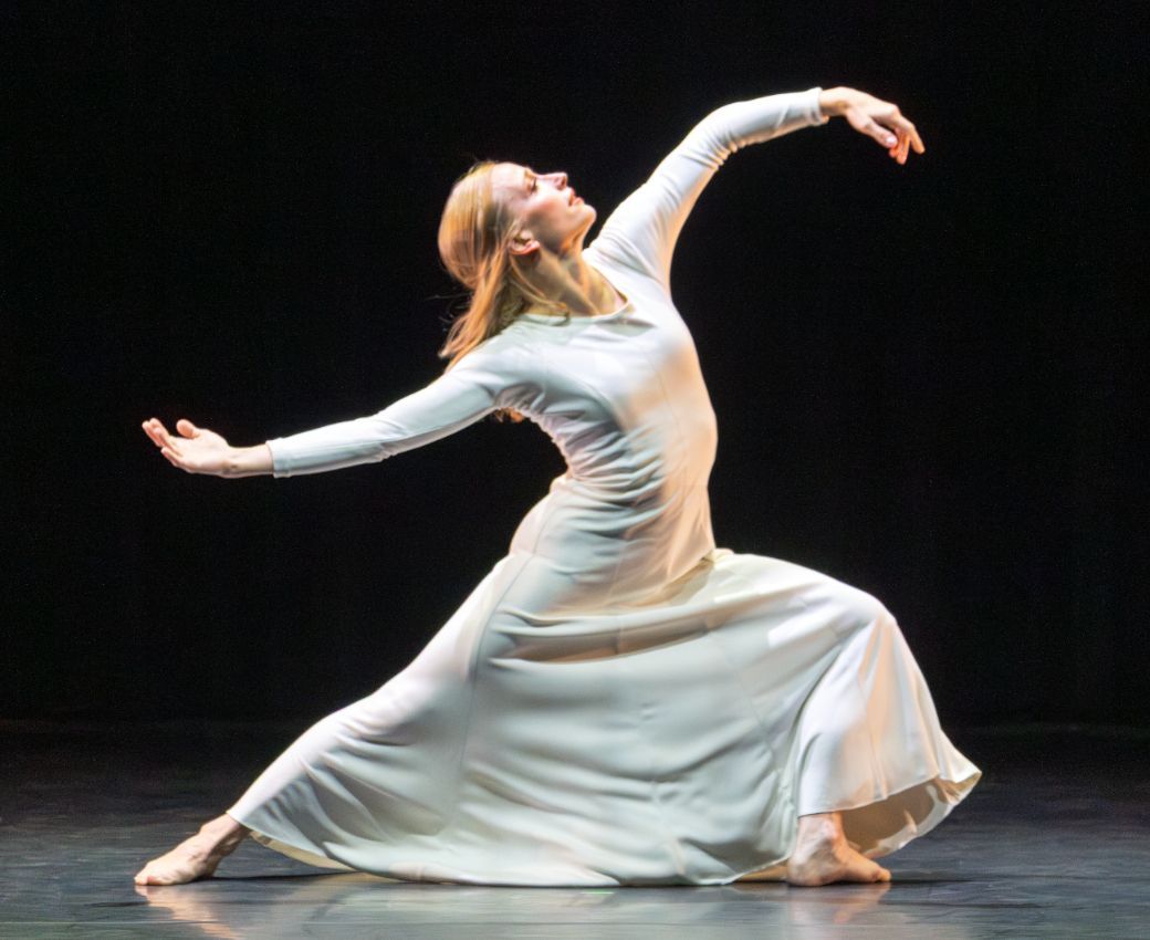 Jessica Sgambelluri in Doris Humphrey's <i>Two Ecstatic Themes</i> © Richard Termine