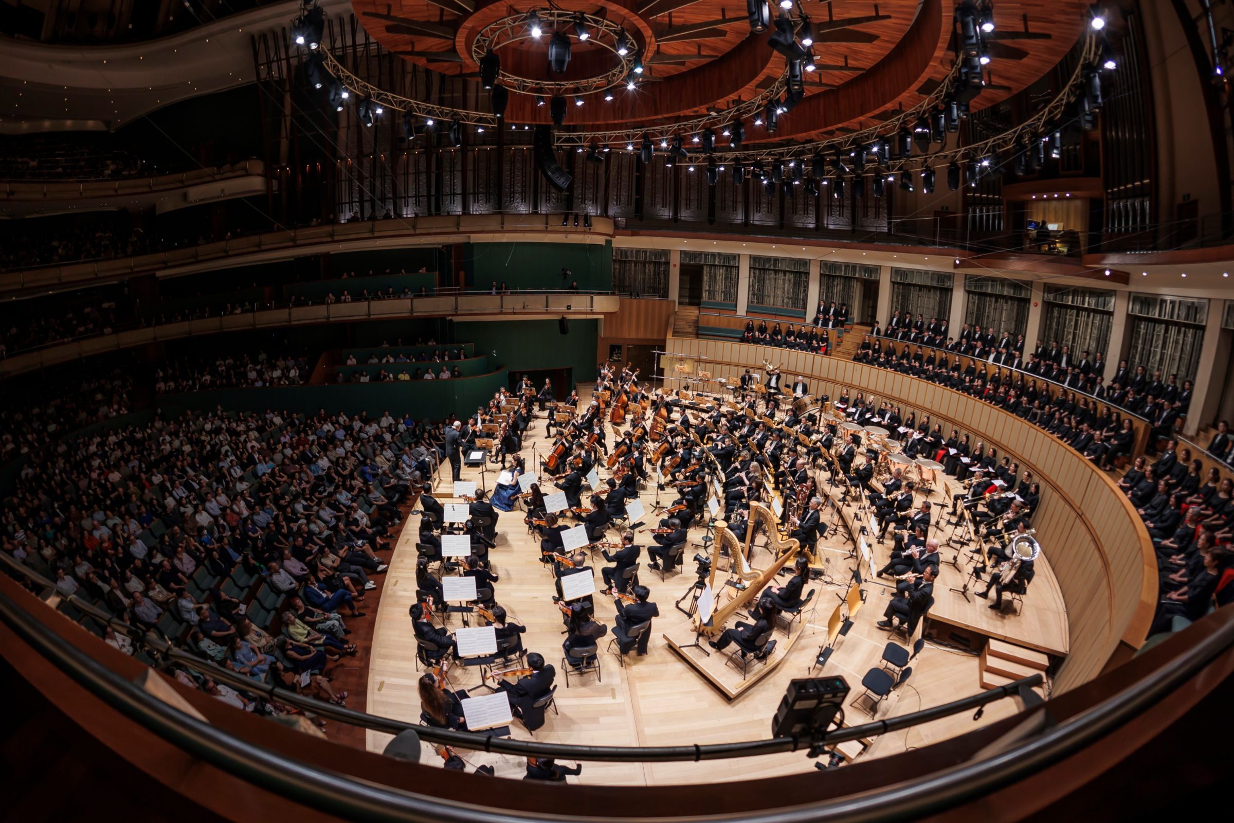 Hans Graf conducts the Singapore Symphony Orchestra, Chorus, Youth Choir and Symphonia Choralis &copy; Chris P Lim | Singapore Symphony Orchestra