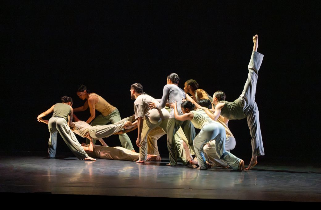 Limón Dance Company in Aszure Barton's <i>Join</i> © Richard Termine