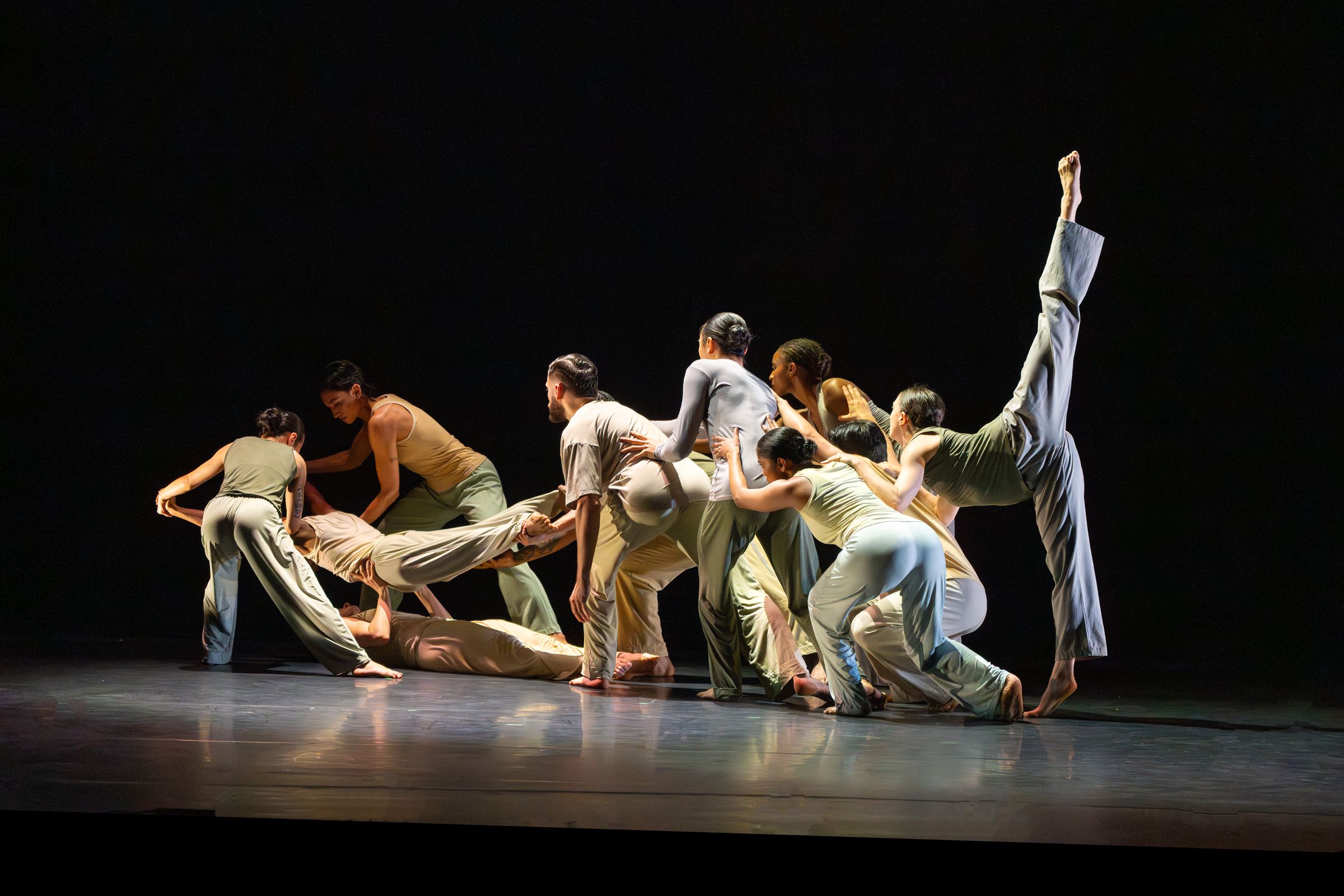 Limón Dance Company in Aszure Barton's <i>Join</i> © Richard Termine