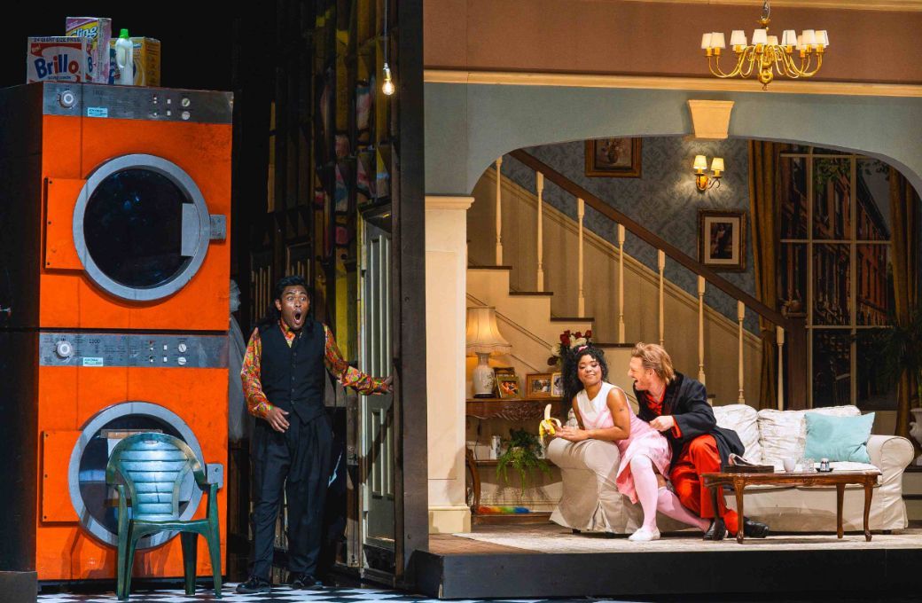 Michael Arivony (Figaro), Jaye Simmons (Barbarina), Daniel Schmutzhard (Il conte d'Almaviva) © Marco Sommer | Volksoper Wien
