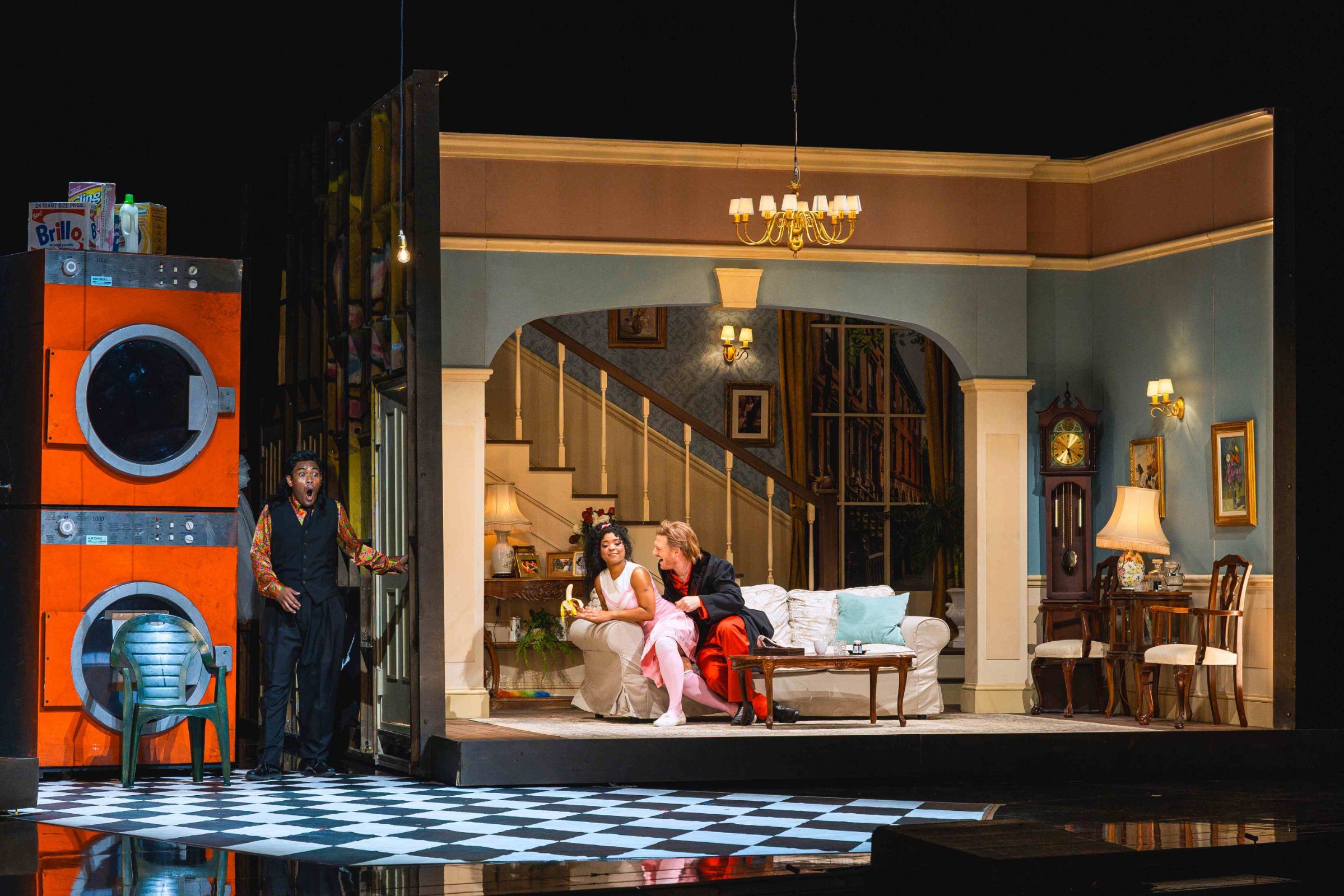 Michael Arivony (Figaro), Jaye Simmons (Barbarina), Daniel Schmutzhard (Il conte d'Almaviva) © Marco Sommer | Volksoper Wien