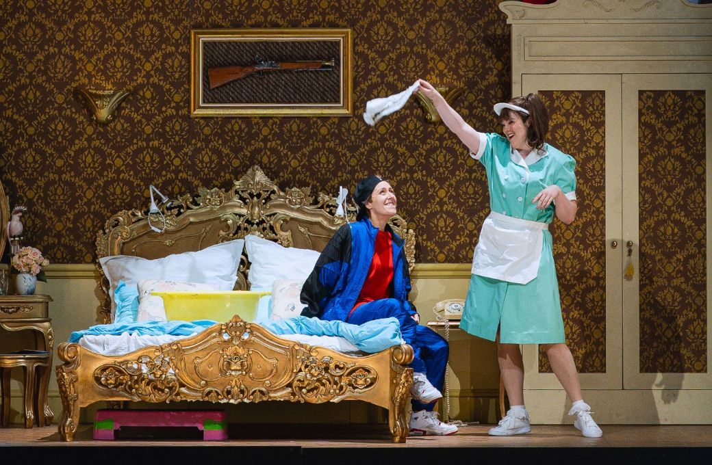 Annelie Sophie Müller (Cherubino) und Lauren Urquhart (Susanna) © Marco Sommer | Volksoper Wien