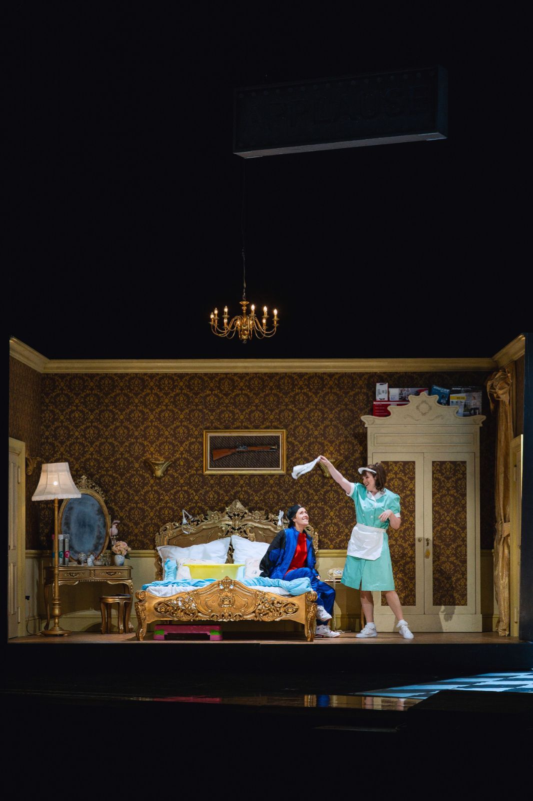 Annelie Sophie Müller (Cherubino) und Lauren Urquhart (Susanna) © Marco Sommer | Volksoper Wien
