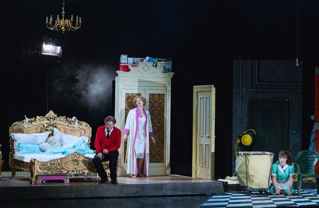 Daniel Schmutzhard (Almaviva), Matilda Sterby (La contessa d´Almaviva), Lauren Urquhart (Susanna) © Marco Sommer | Volksoper Wien