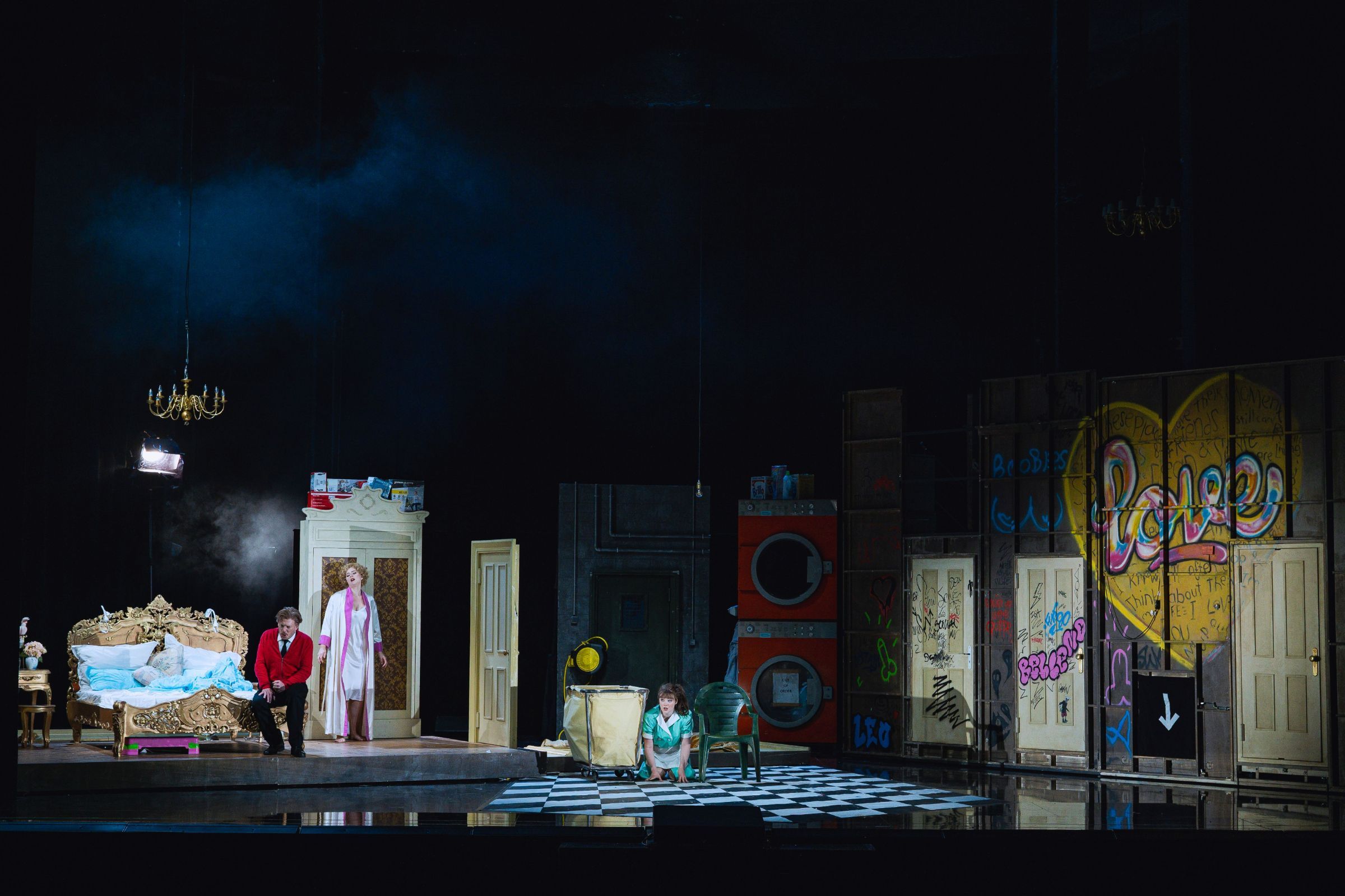Daniel Schmutzhard (Almaviva), Matilda Sterby (La contessa d´Almaviva), Lauren Urquhart (Susanna) © Marco Sommer | Volksoper Wien