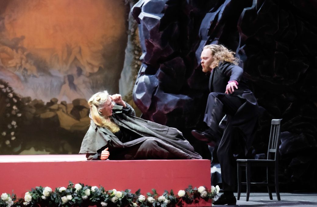 Jennifer Holloway (Kundry) und Iain MacNeil (Klingsor) &copy; Monika Rittershaus