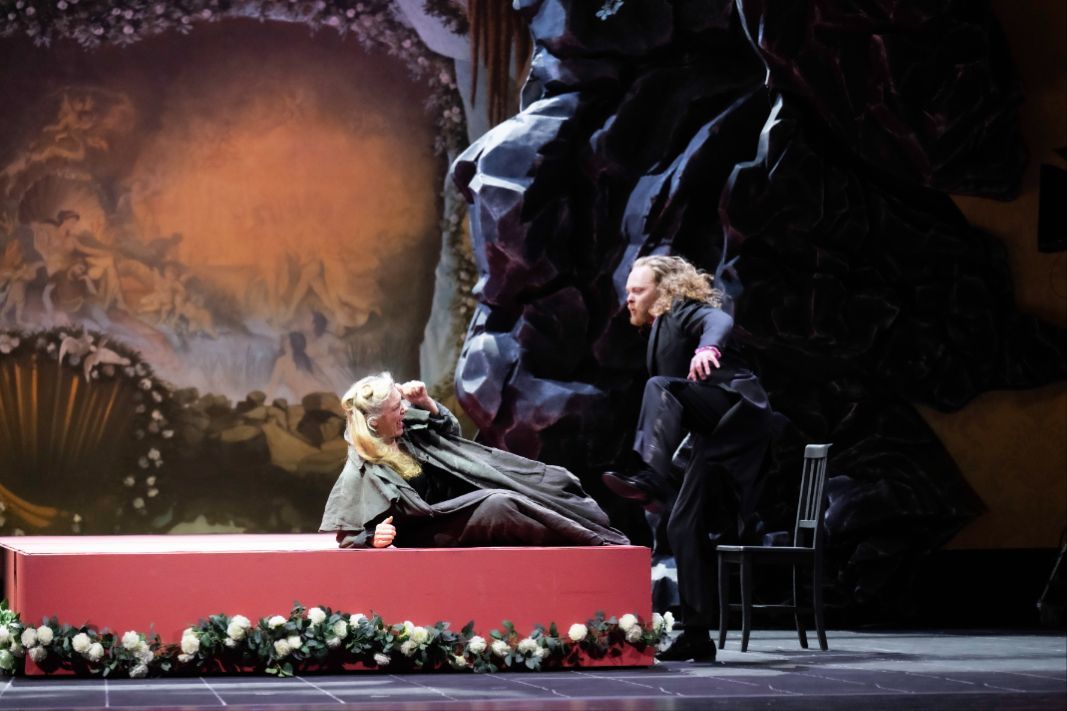 Jennifer Holloway (Kundry) und Iain MacNeil (Klingsor) &copy; Monika Rittershaus