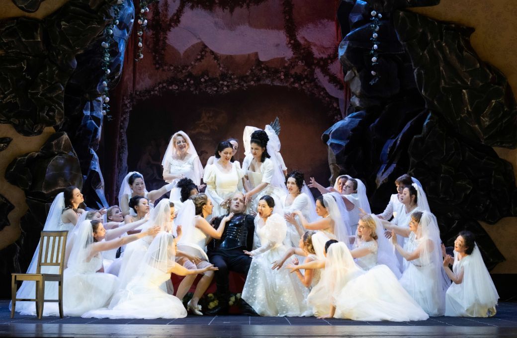 Ian Koziara (Parsifal) umringt von Klingsors Zauberm&auml;dchen und Chor &copy; Monika Rittershaus