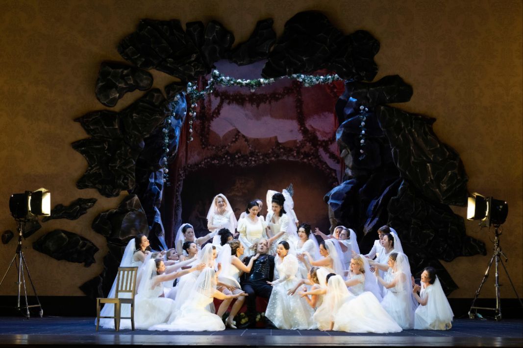 Ian Koziara (Parsifal) umringt von Klingsors Zaubermädchen und Chor &copy; Monika Rittershaus