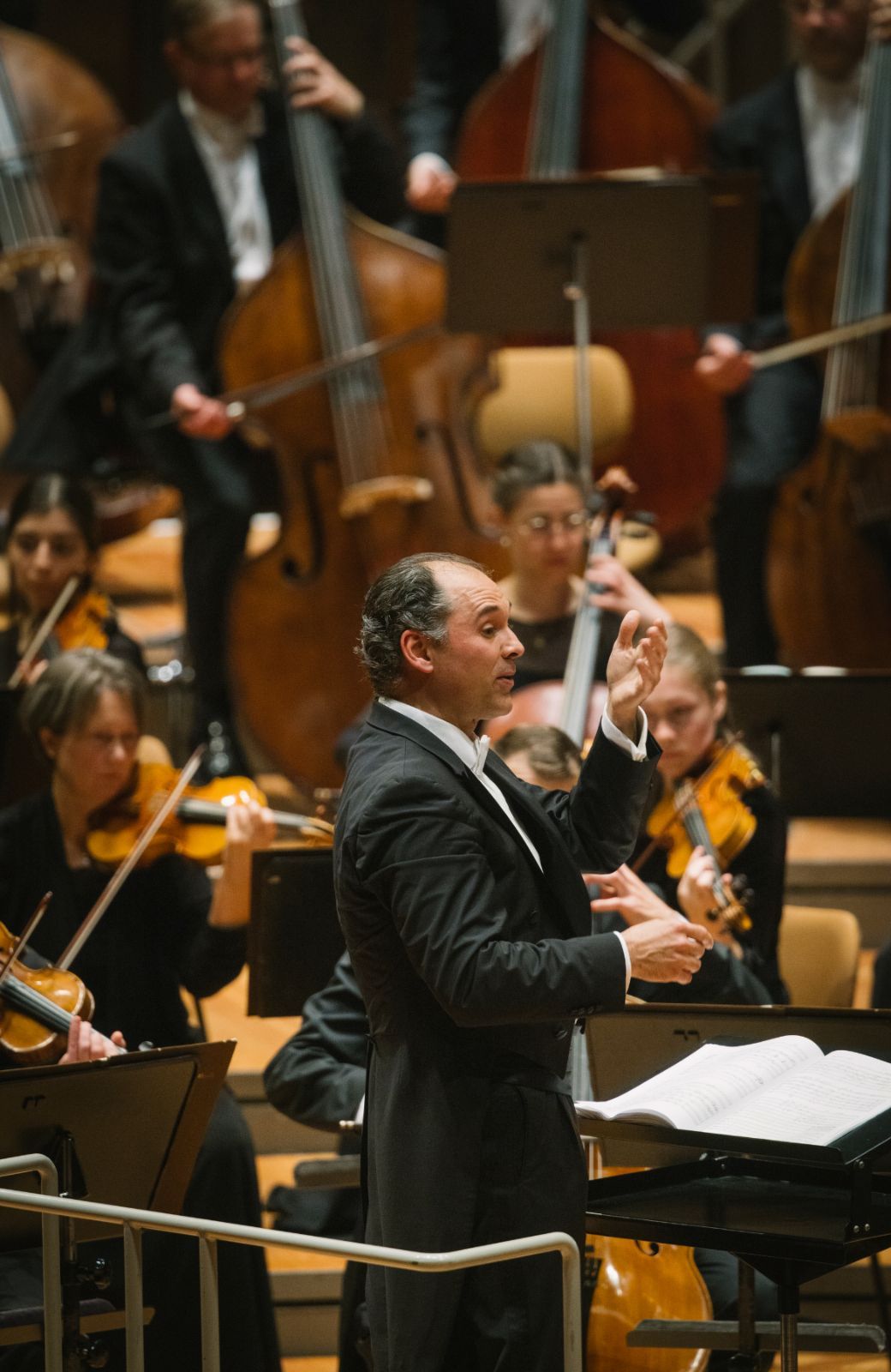 Tugan Sokhiev dirigiert die Sächsische Staatskapelle Dresden © Oliver Killig