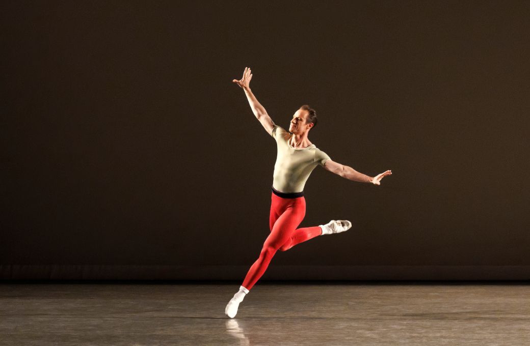 Andrew Veyette in Jerome Robbins' <i>Glass Pieces</i> © Erin Baiano