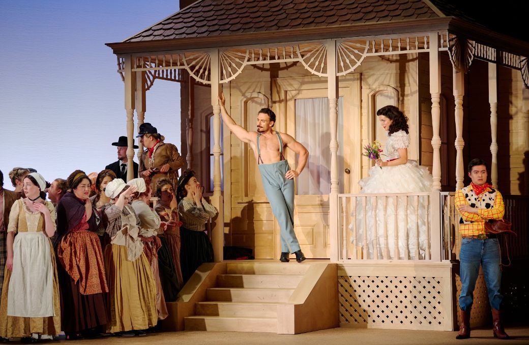 Gianluca Margheri (Belcore), Claudia Boyle (Adina) and INO Chrous © Ros Kavanagh