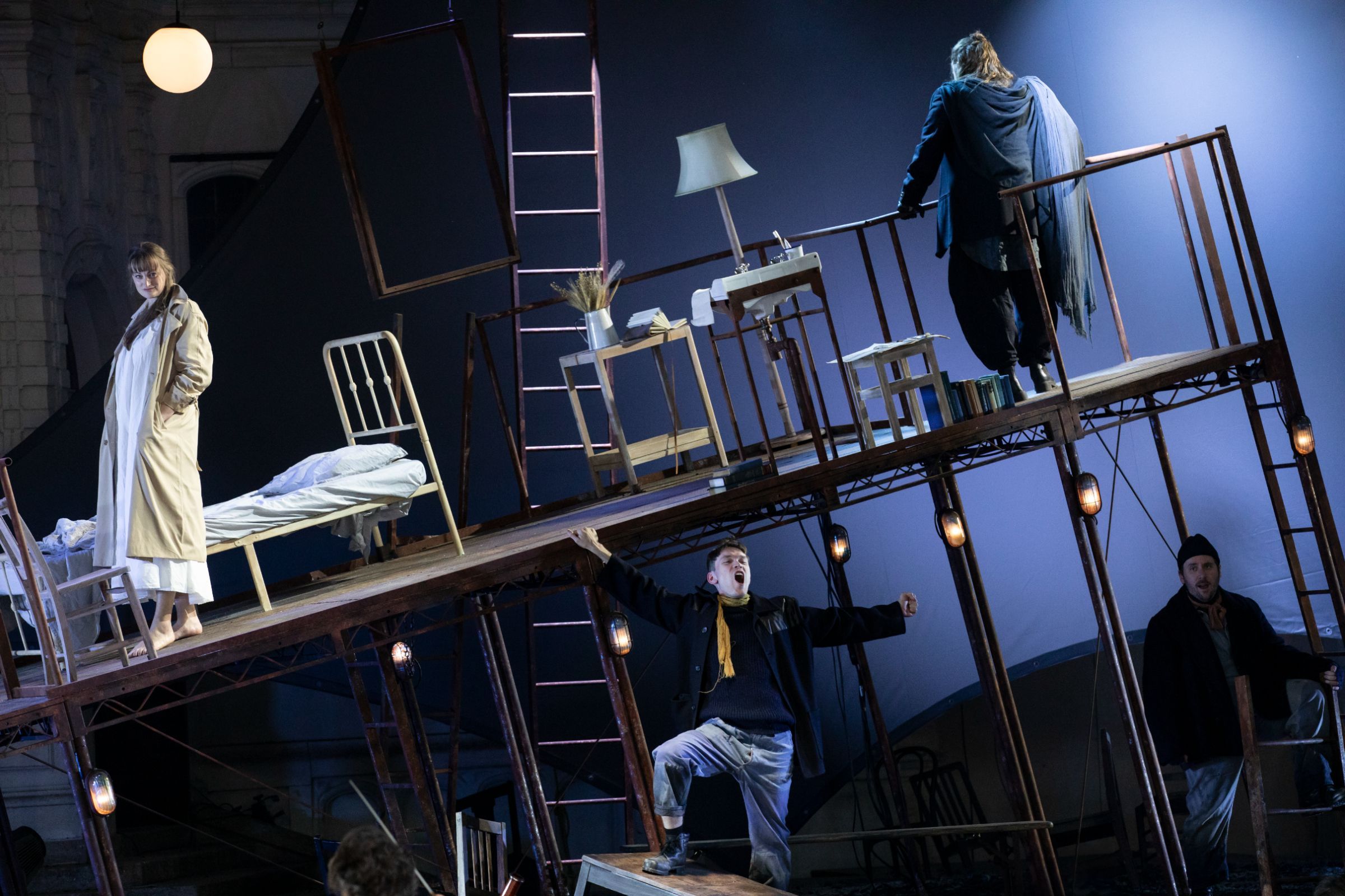 Eleanor Dennis (Senta), Paul Carey Jones (The Dutchman) and the OHP Chorus © Pablo Strong