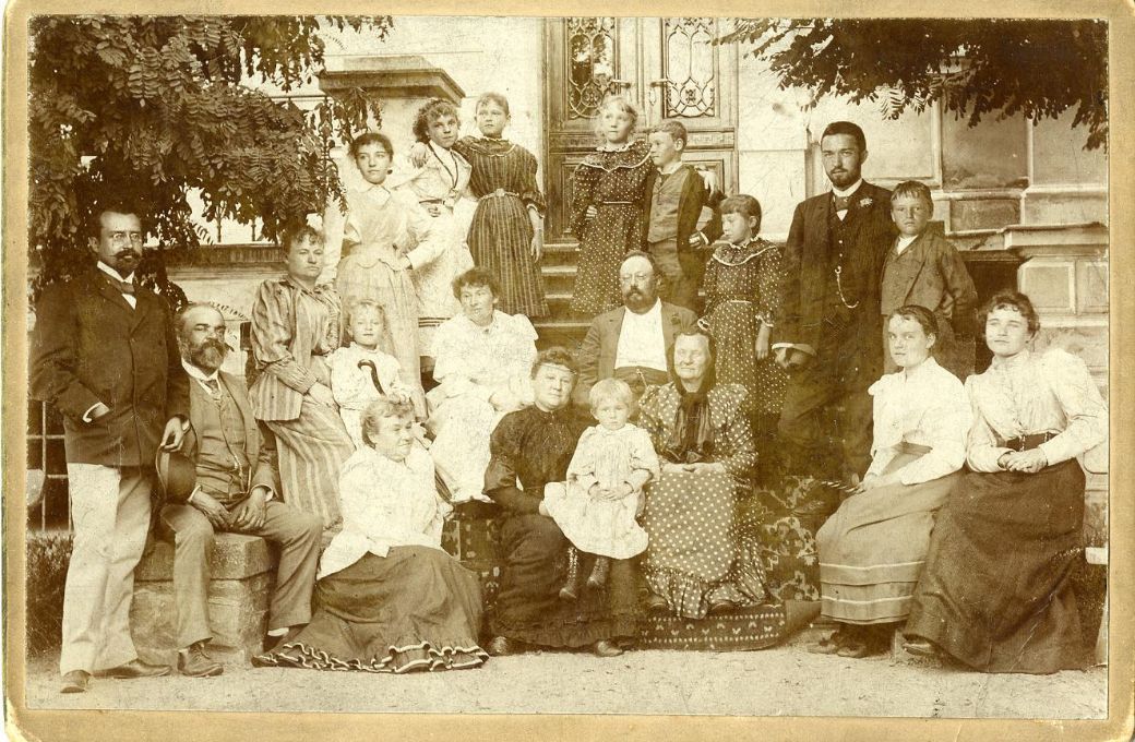Dvoř&aacute;k family in Vysok&aacute; (1894) &copy; J. V. Sl&aacute;dek | N&aacute;rodn&iacute; muzeum - Česk&eacute; muzeum hudby
