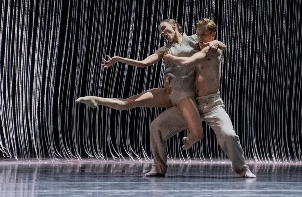 Norwegian National Ballet in <i>Gods and Dogs</i> &copy; Erik Berg