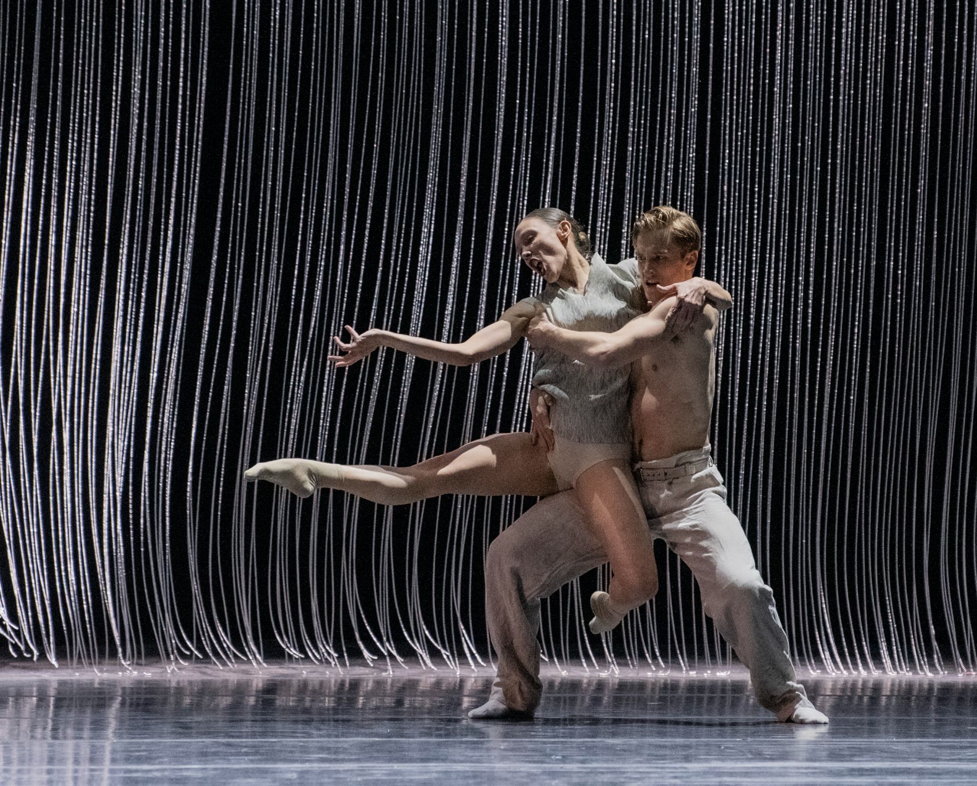 Norwegian National Ballet in <i>Gods and Dogs</i> &copy; Erik Berg
