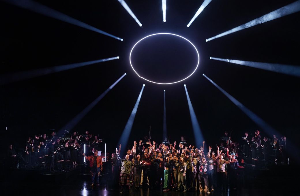 Intérpretes y bailarines en una escena de <i>Las Indias galantes</i> en el Teatro Real © Javier del Real | Teatro Real