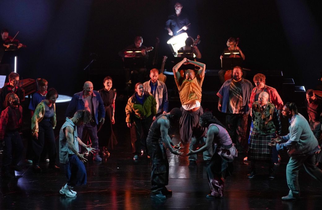Bailarines del grupo Structure Rualité y músicos de la Capella Mediterranea en el escenario del Real © Javier del Real | Teatro Real
