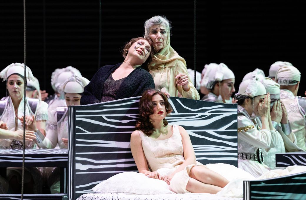 Yulia Matochkina (Santuzza), Rosalind Plowright (Mamma Lucia) und Ekaterine Buachidze (Lola) &copy; Geoffroy Schied