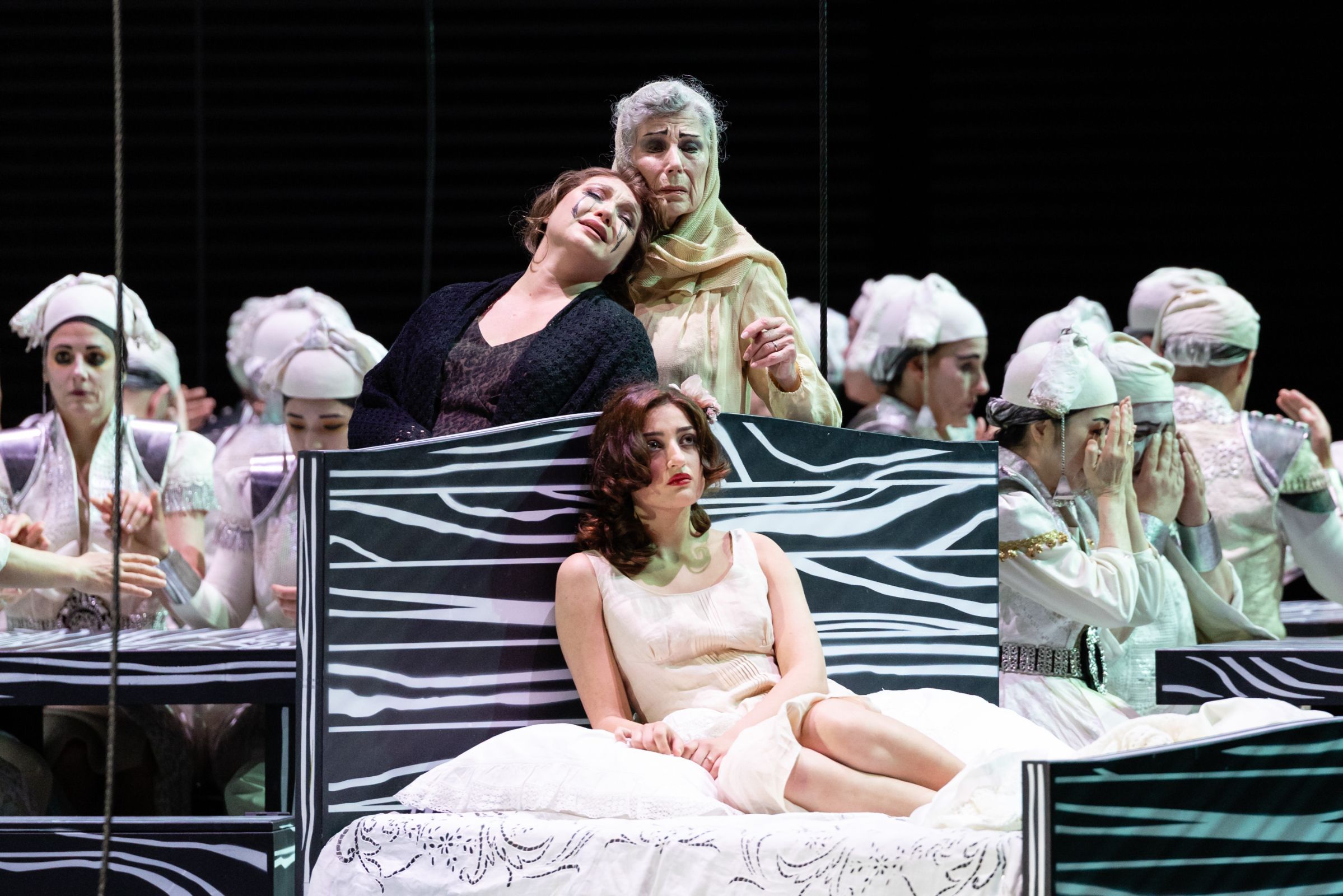 Yulia Matochkina (Santuzza), Rosalind Plowright (Mamma Lucia) und Ekaterine Buachidze (Lola) &copy; Geoffroy Schied