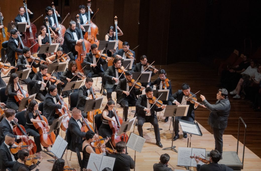 Mario Monroy al frente de la Camerata Opus 11 © Camerata Opus 11