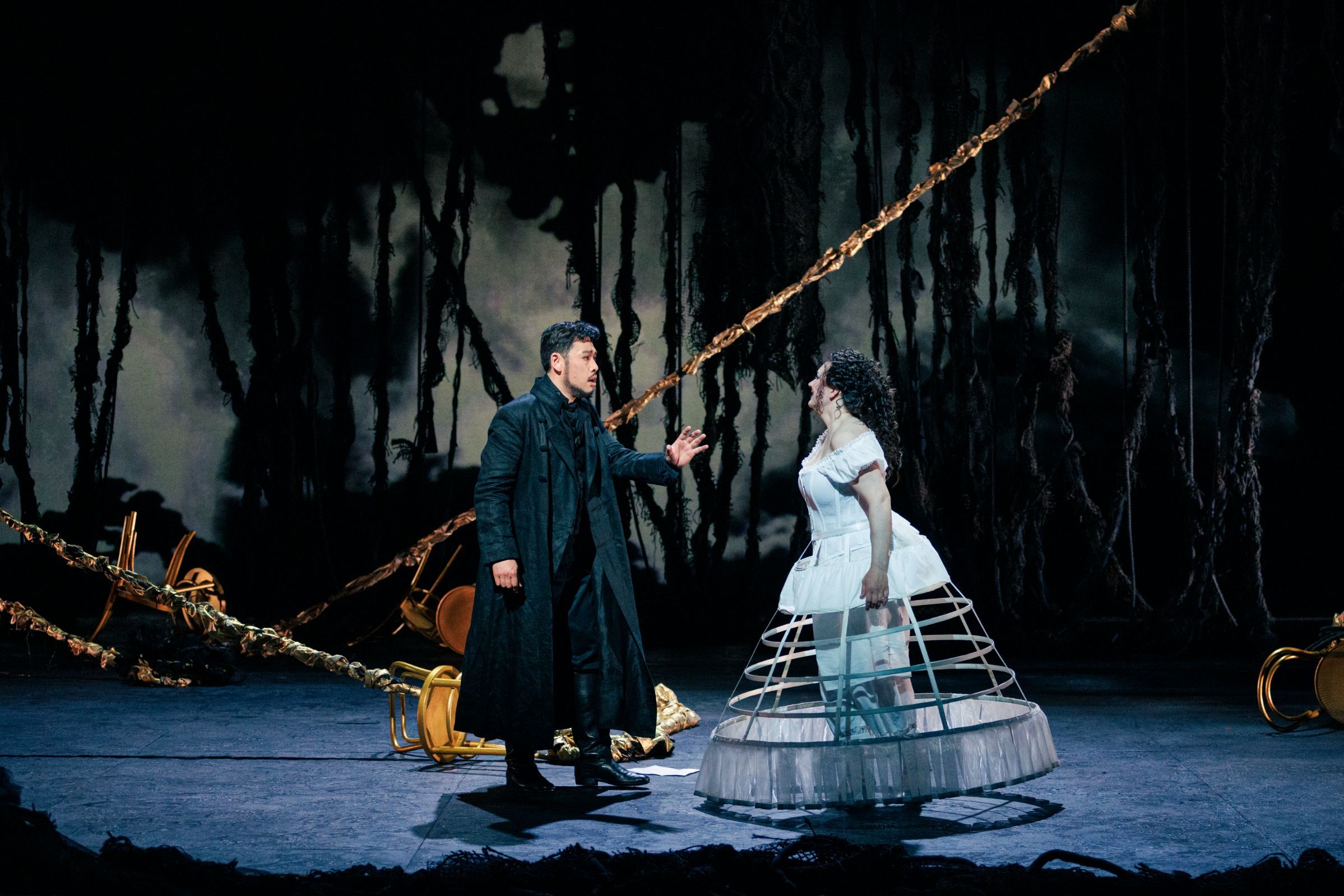 Tomohiro Takada (Onegin) und Pauliina Linnosaari (Tatjana) © Felix Grünschloß
