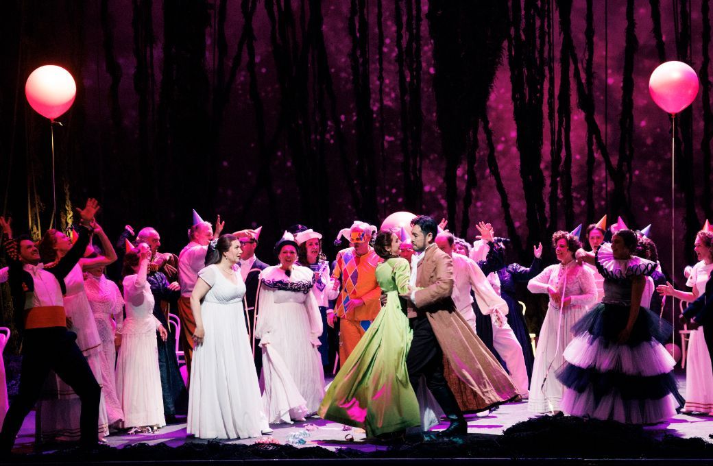 Pauliina Linnosaari (Tatjana), Florence Losseau (Olga) und Tomohiro Takada (Onegin) © Felix Grünschloß