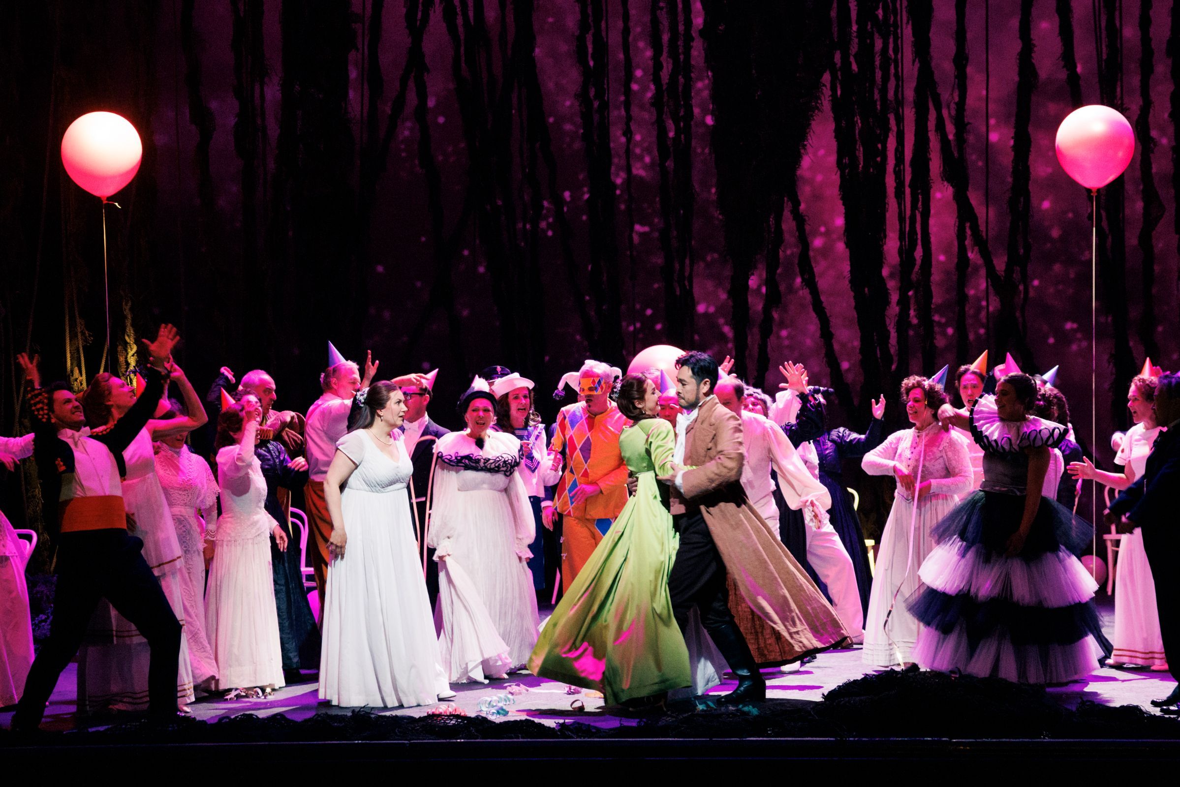 Pauliina Linnosaari (Tatjana), Florence Losseau (Olga) und Tomohiro Takada (Onegin) © Felix Grünschloß