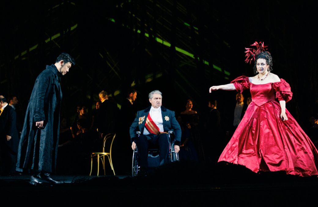 Tomohiro Takada (Onegin), Konstantin Gorny (Fürst Gremin) und Pauliina Linnosaari (Tatjana) © Felix Grünschloß